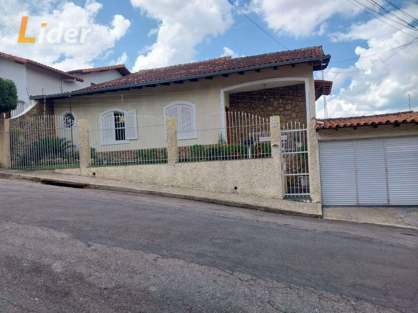 Casa à venda com 3 quartos, 281m² - Foto 1