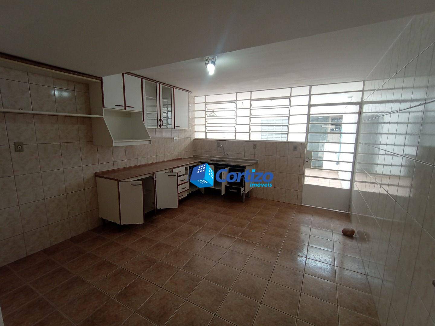 Casa para alugar com 2 quartos, 100m² - Foto 4