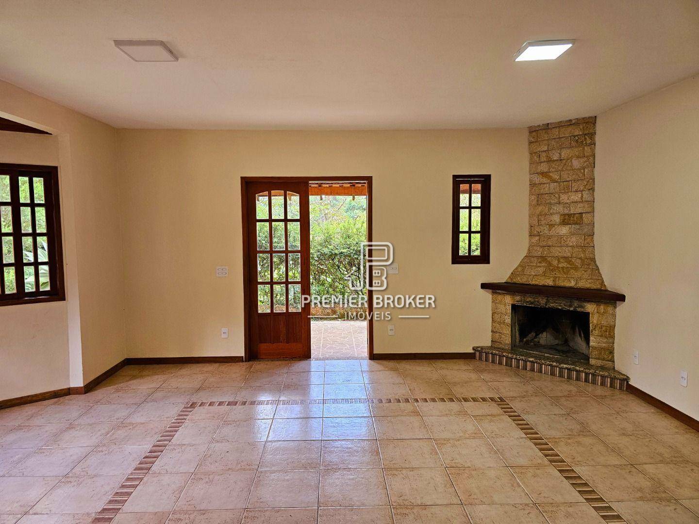 Casa de Condomínio à venda com 3 quartos, 240m² - Foto 4