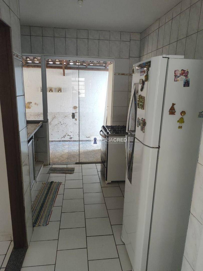 Casa à venda com 3 quartos, 65m² - Foto 1