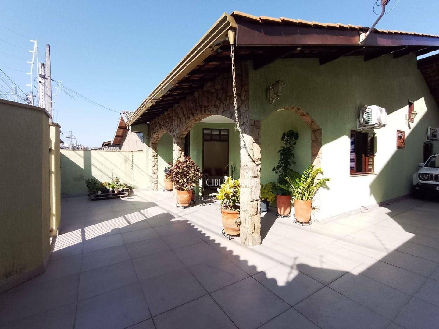 Casa à venda com 3 quartos, 136m² - Foto 1