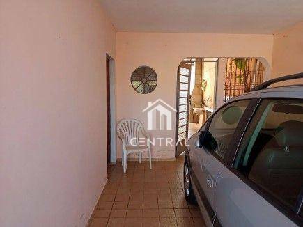 Casa à venda com 4 quartos, 100m² - Foto 1