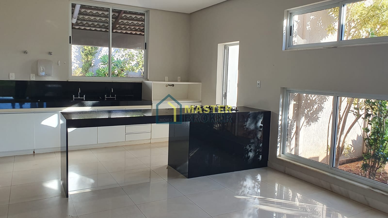 Casa à venda e aluguel com 3 quartos, 300m² - Foto 20