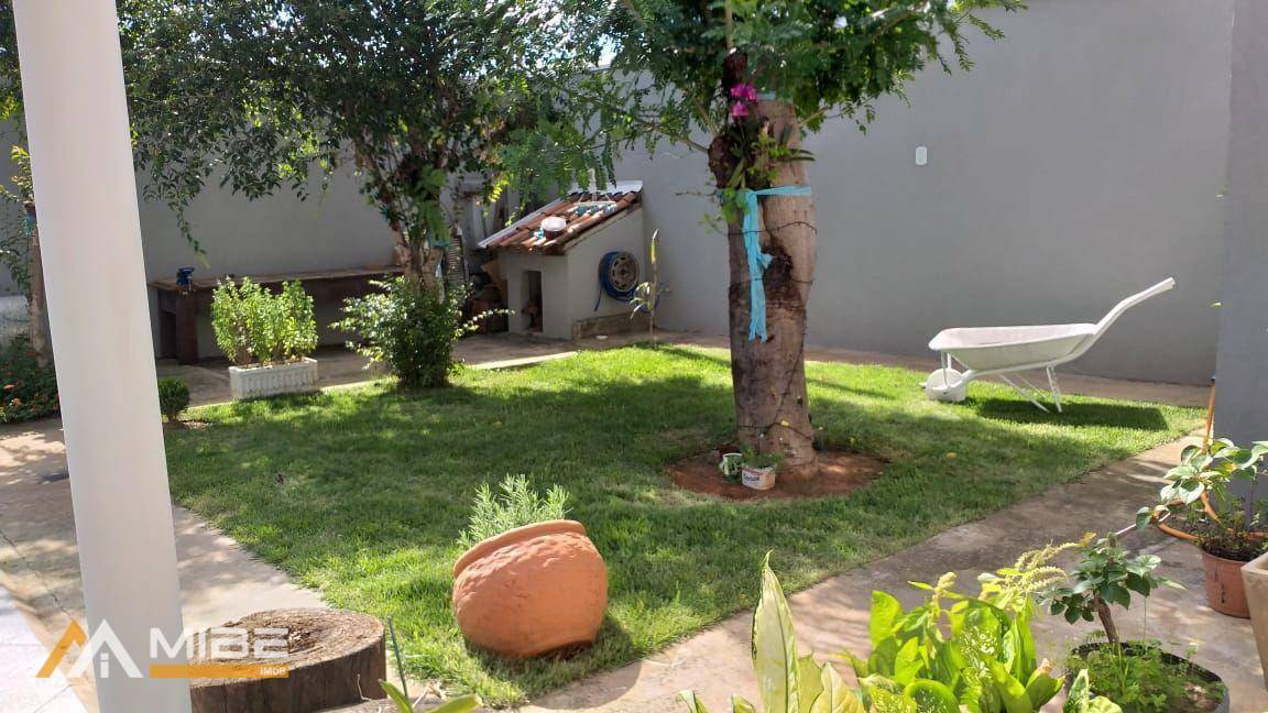 Casa à venda e aluguel com 3 quartos, 162m² - Foto 1