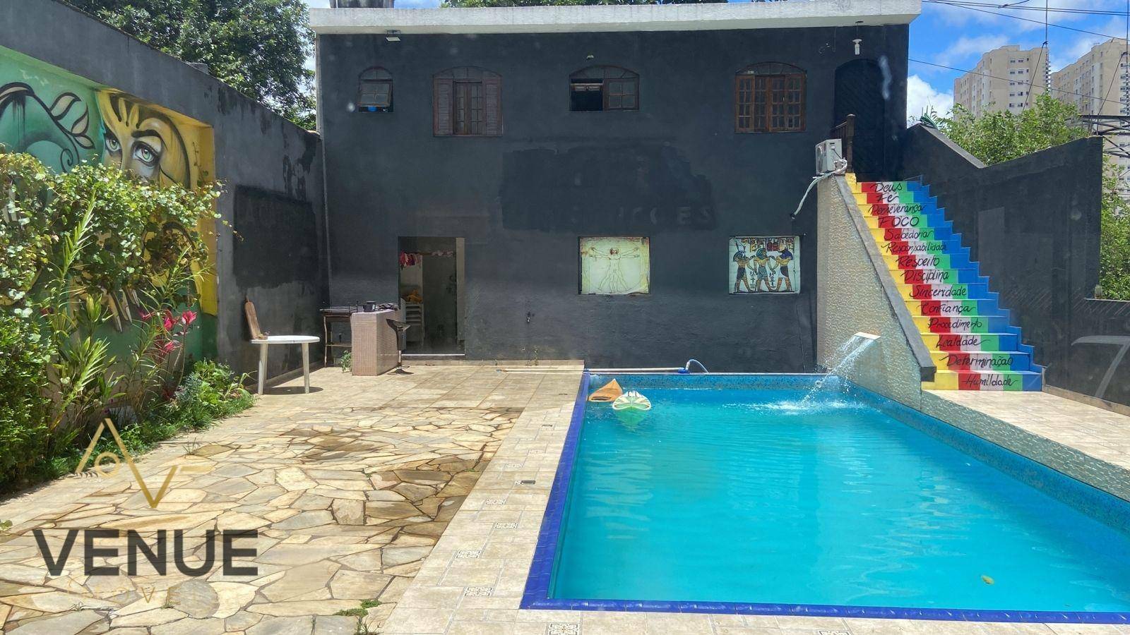 Sobrado à venda com 4 quartos, 340m² - Foto 1