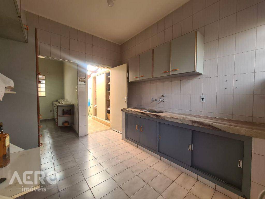 Casa à venda com 3 quartos, 190m² - Foto 1