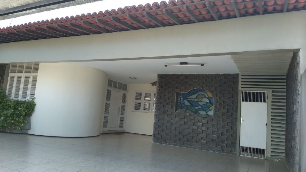 Casa à venda com 4 quartos, 213m² - Foto 1