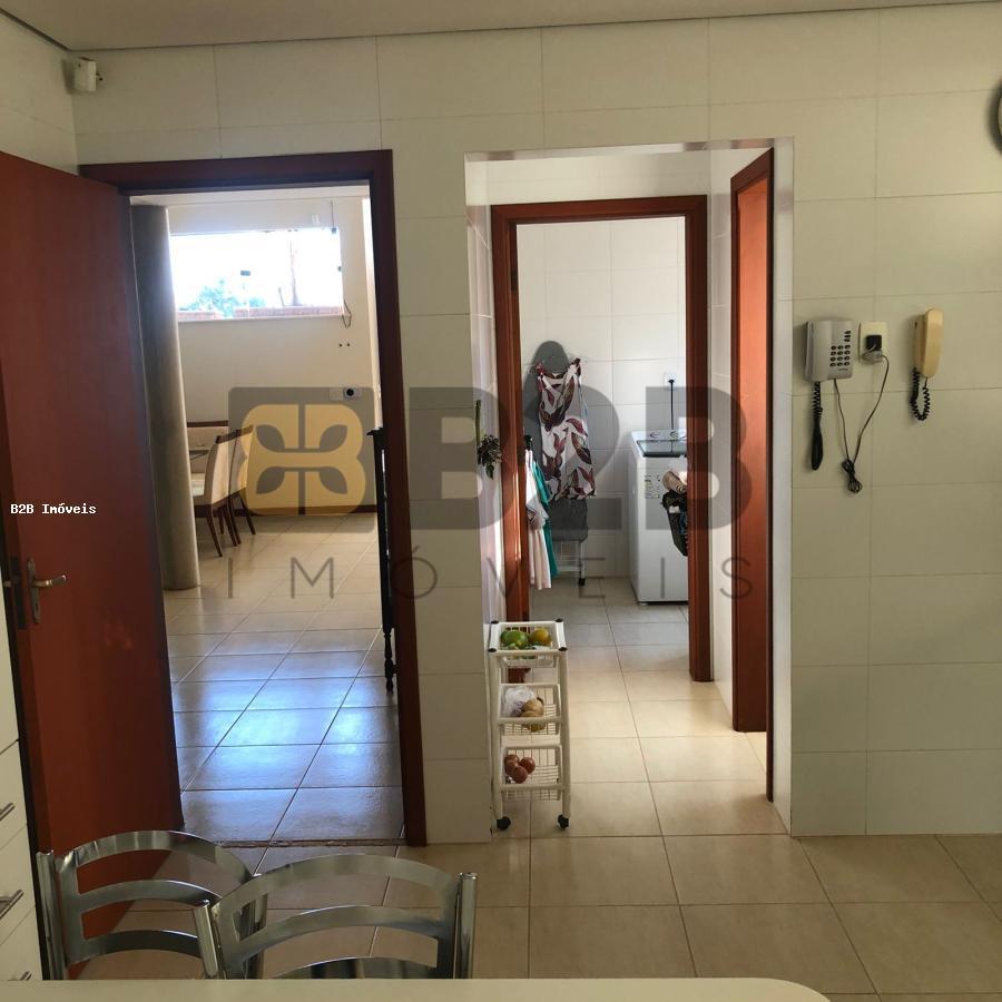 Casa à venda com 3 quartos, 270m² - Foto 14