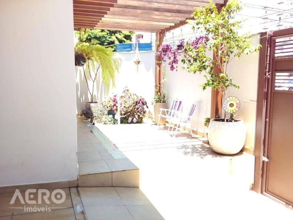 Casa à venda com 3 quartos, 167m² - Foto 2