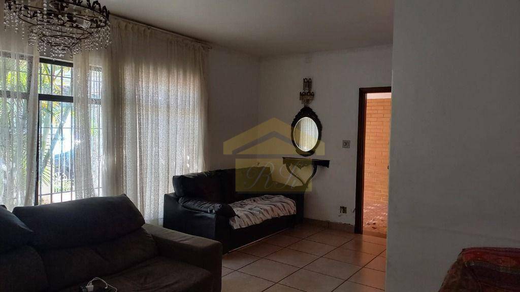 Casa à venda com 3 quartos, 212m² - Foto 1