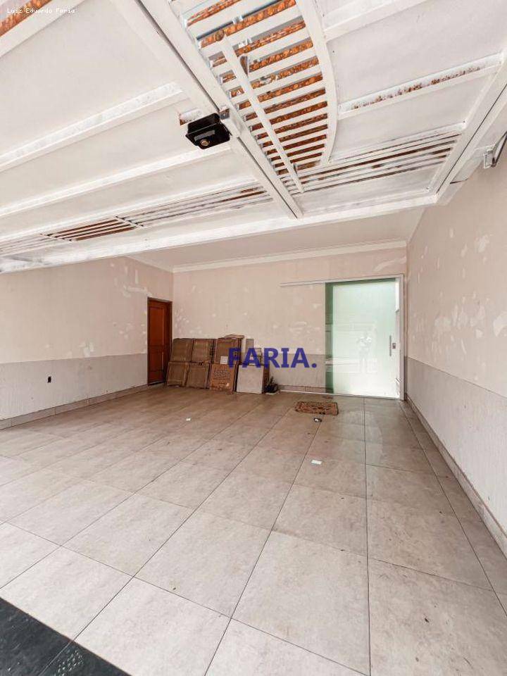 Casa à venda com 3 quartos, 190m² - Foto 2