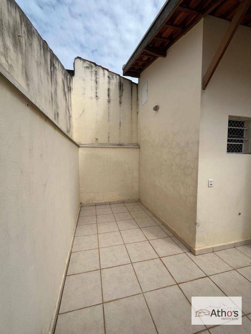 Casa à venda com 2 quartos, 70m² - Foto 4