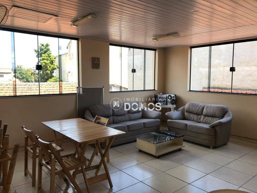 Casa à venda com 3 quartos, 237m² - Foto 1