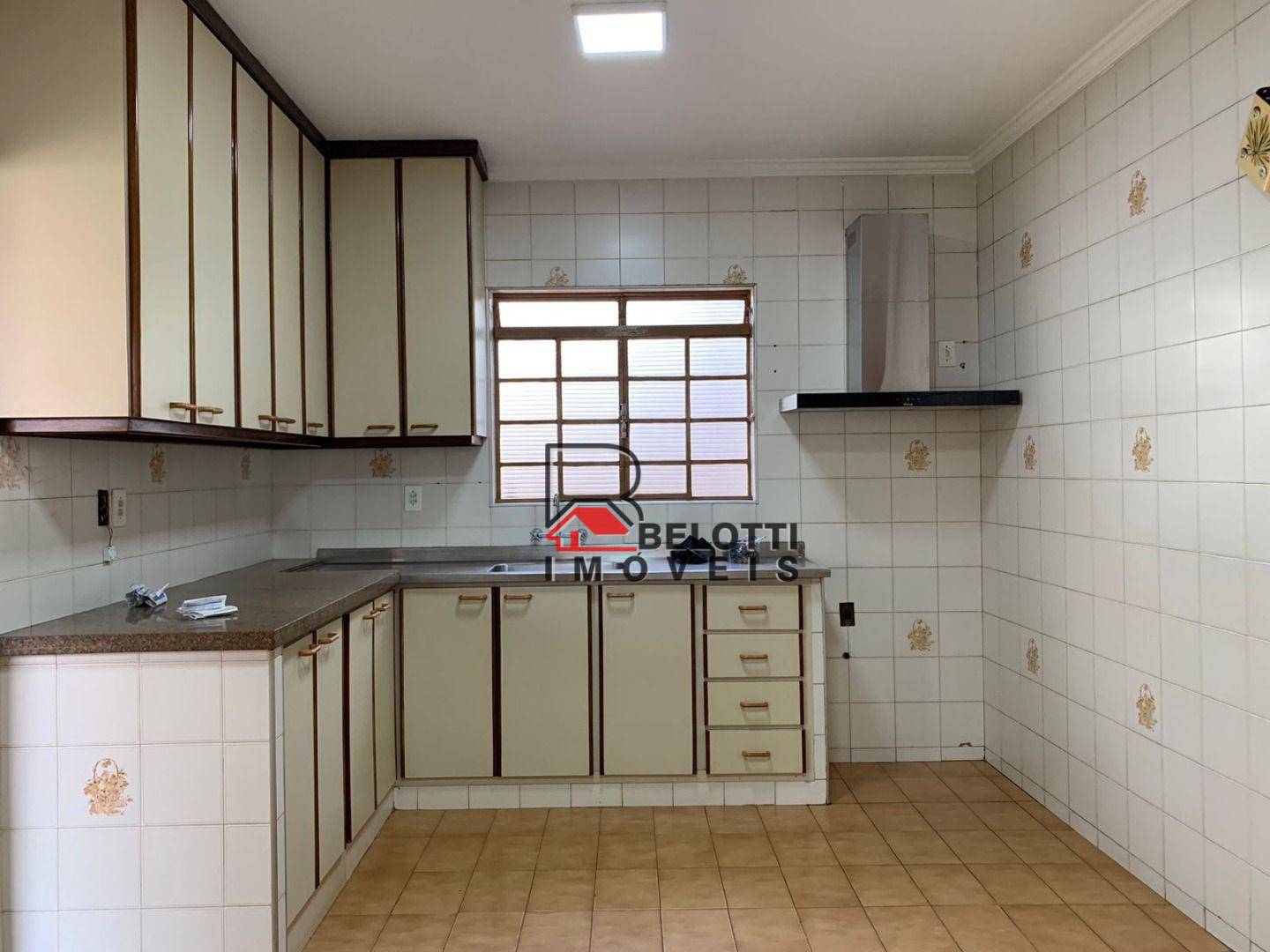 Casa à venda com 4 quartos, 170m² - Foto 2