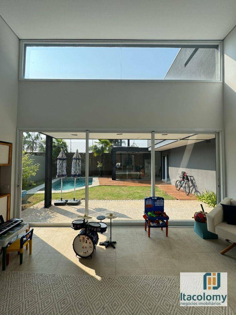 Casa de Condomínio à venda com 3 quartos, 330m² - Foto 2