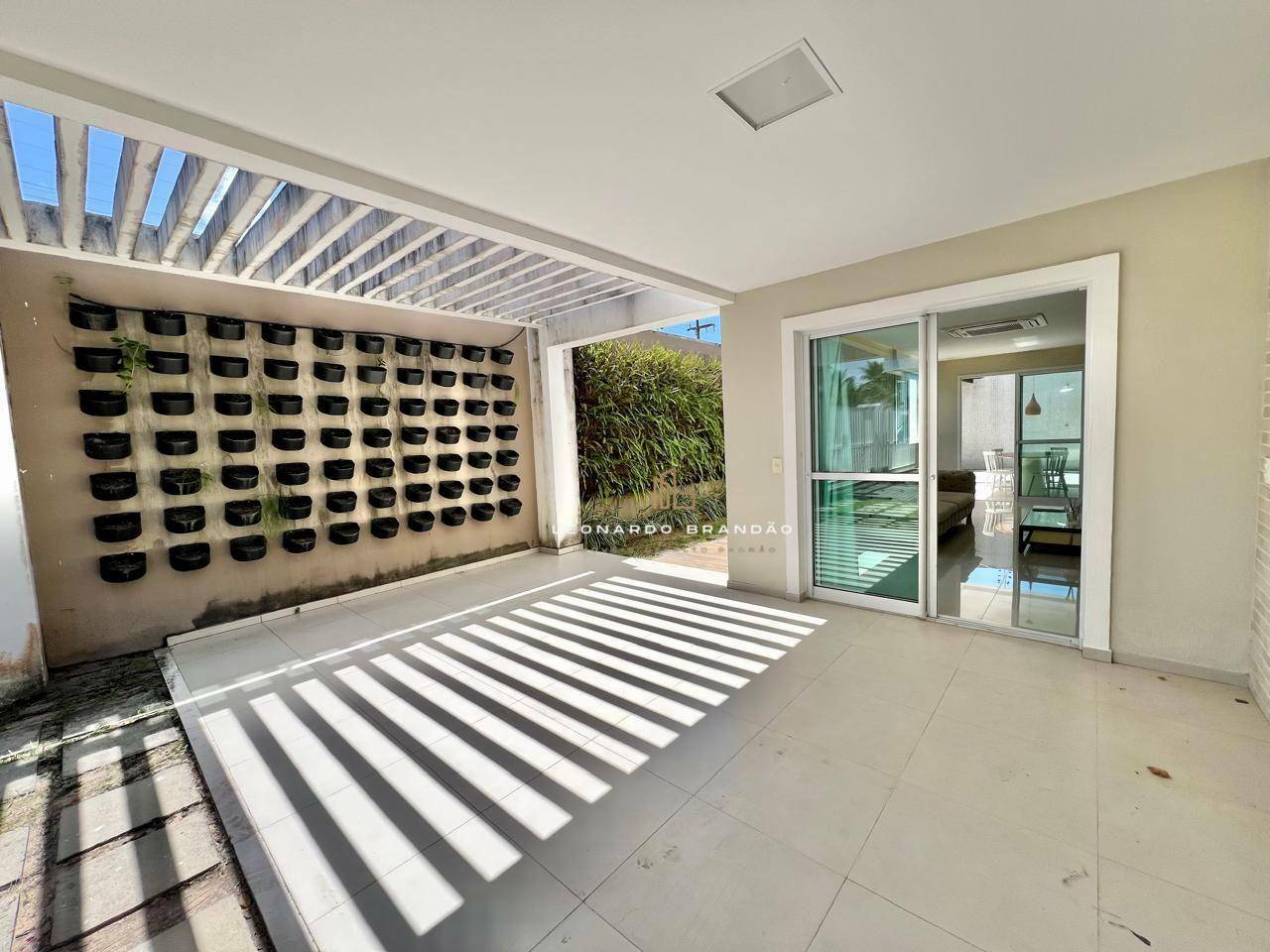 Casa de Condomínio à venda com 4 quartos, 246m² - Foto 2