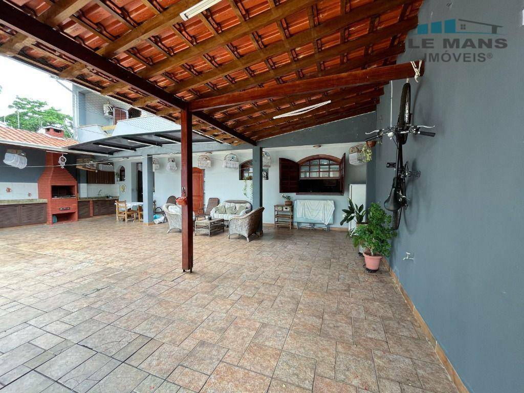 Casa à venda com 3 quartos, 210m² - Foto 8