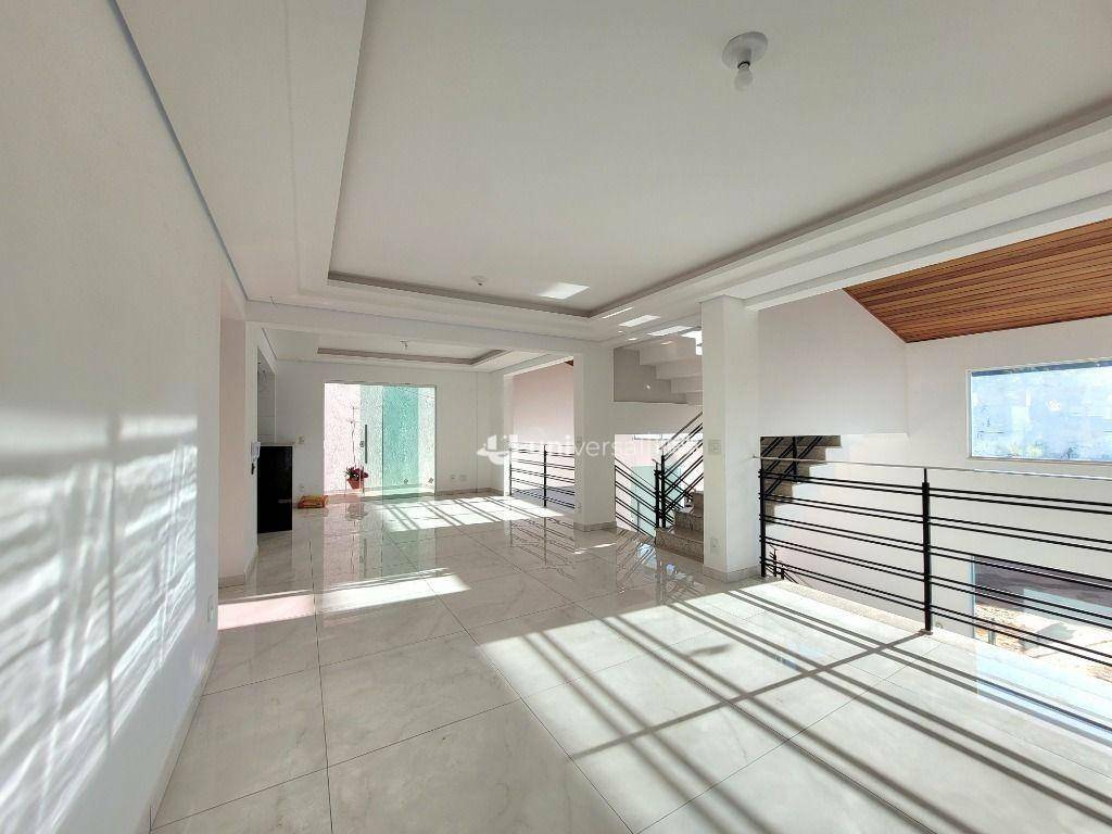 Casa à venda com 3 quartos, 272m² - Foto 1
