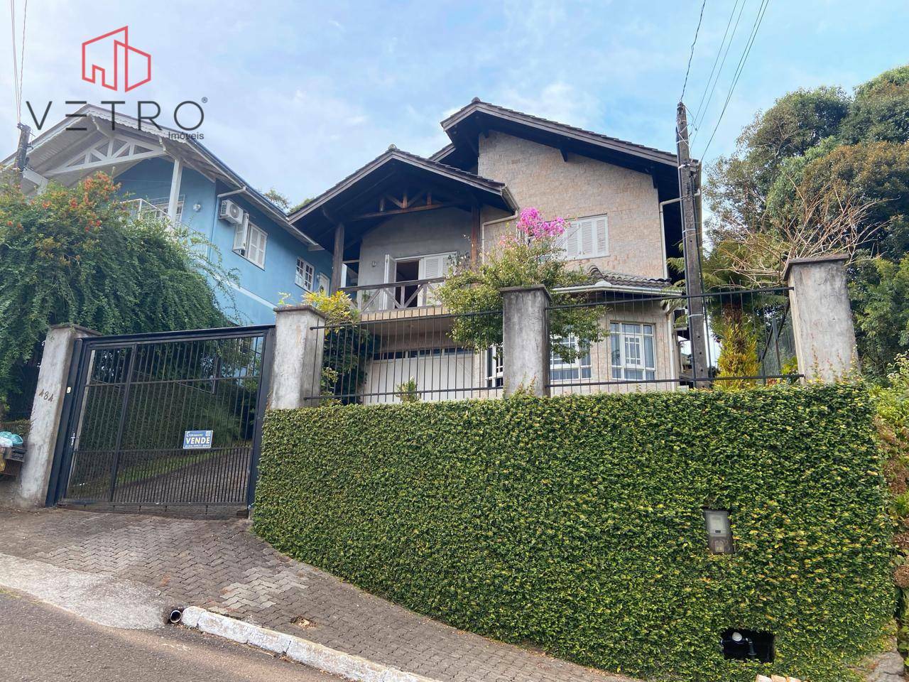 Casa à venda com 5 quartos, 245m² - Foto 1