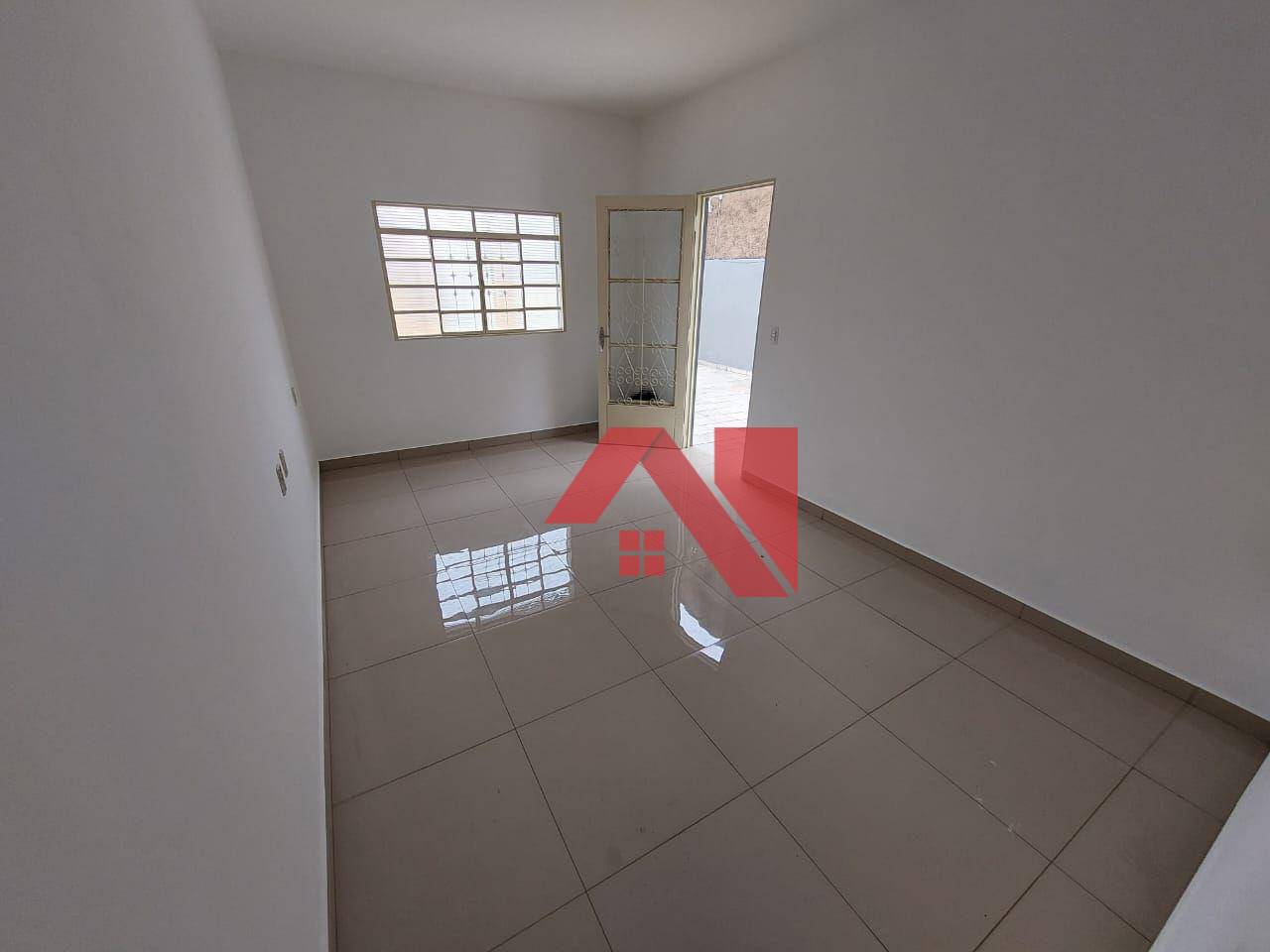 Casa à venda com 2 quartos, 70m² - Foto 1