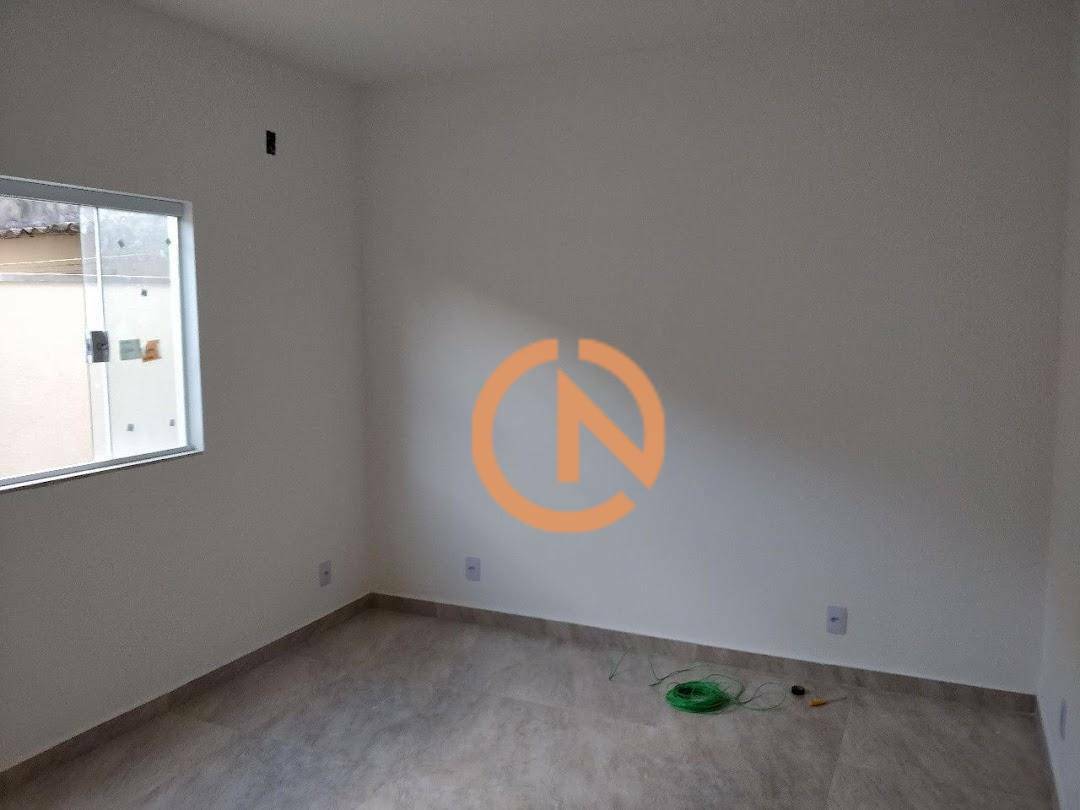 Sobrado à venda com 4 quartos, 180m² - Foto 1