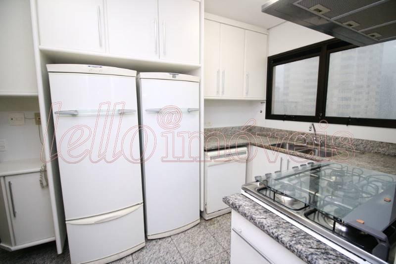 Apartamento para alugar com 4 quartos, 240m² - Foto 18