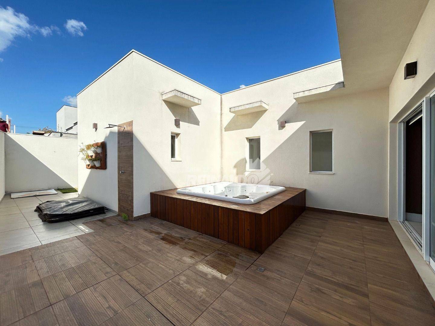 Casa de Condomínio à venda e aluguel com 3 quartos, 199m² - Foto 1