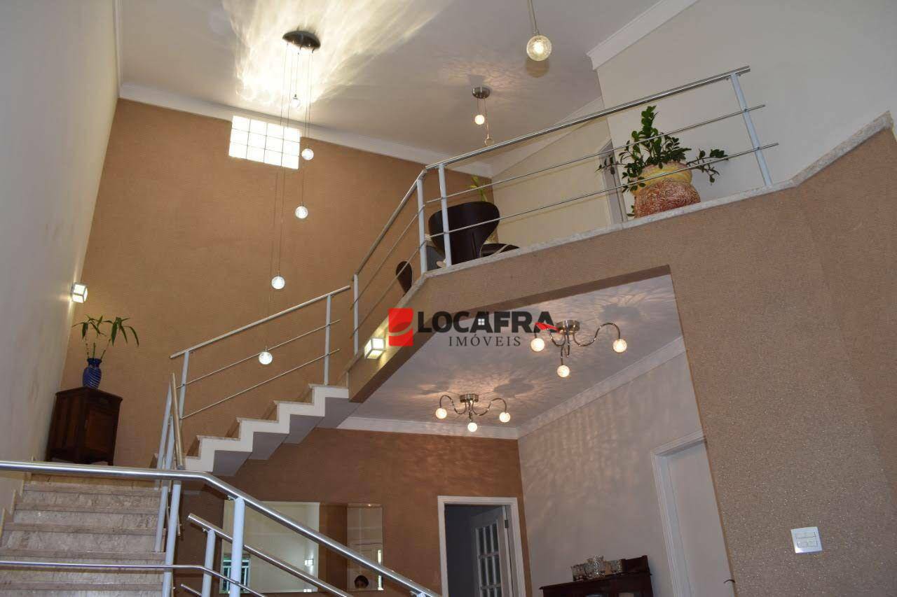 Casa à venda com 3 quartos, 230m² - Foto 1