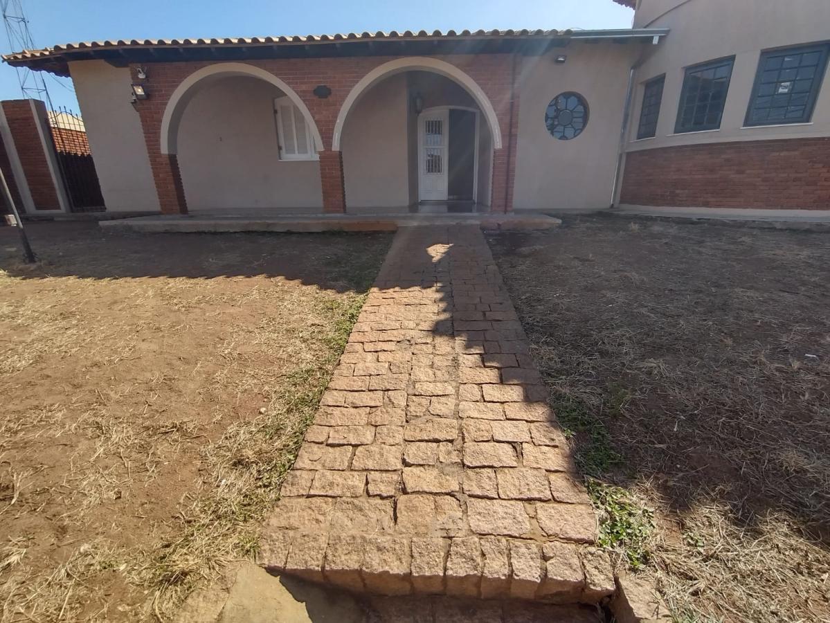 Casa à venda com 3 quartos, 300m² - Foto 4