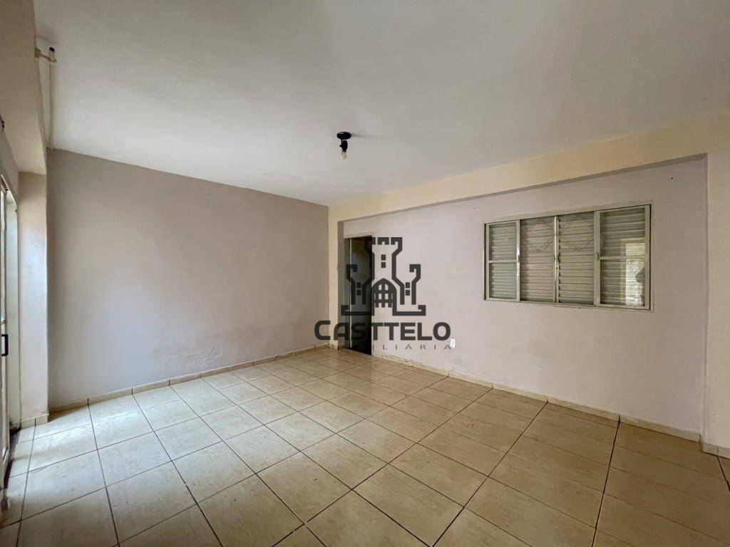 Casa à venda com 3 quartos, 200m² - Foto 2