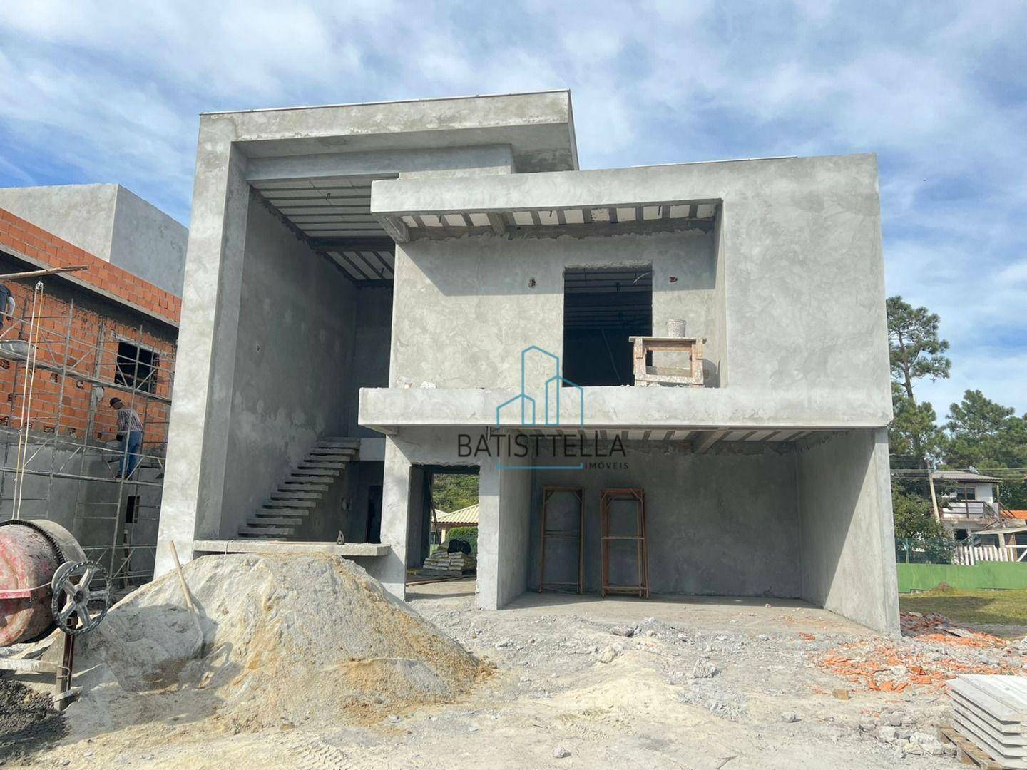 Casa à venda com 3 quartos, 233m² - Foto 1