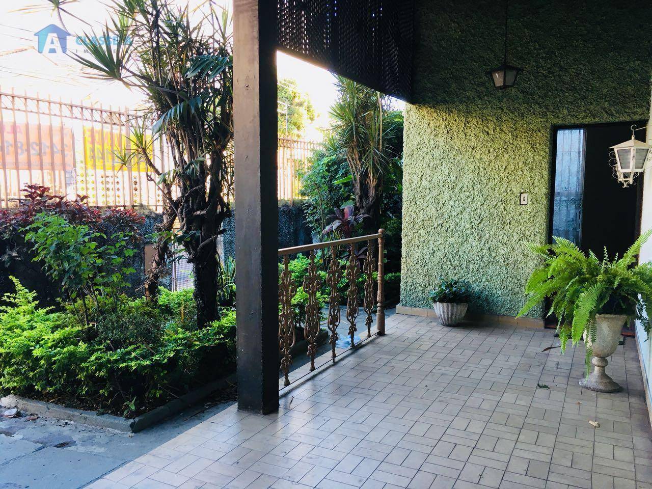 Casa à venda com 6 quartos, 163m² - Foto 3