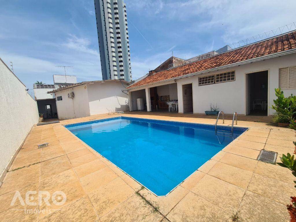 Casa à venda com 3 quartos, 347m² - Foto 1