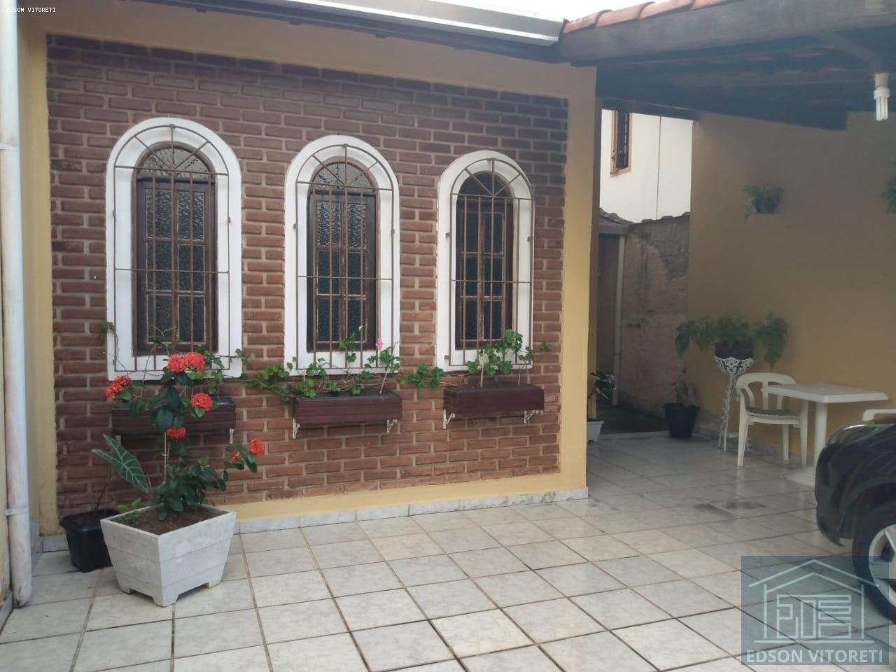 Casa à venda com 2 quartos, 72m² - Foto 1