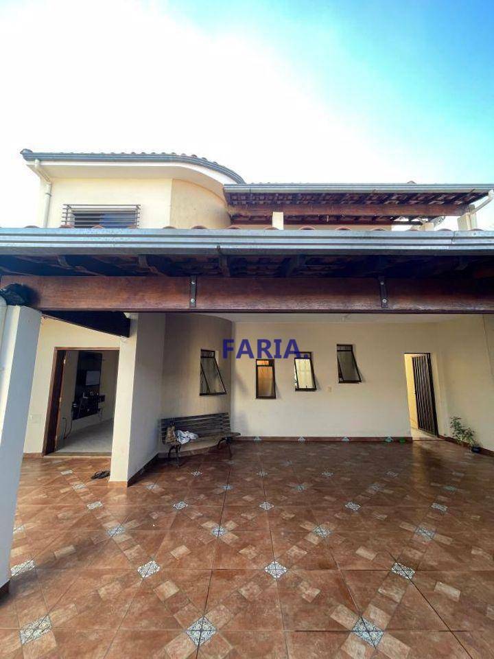 Casa à venda com 4 quartos, 200m² - Foto 4