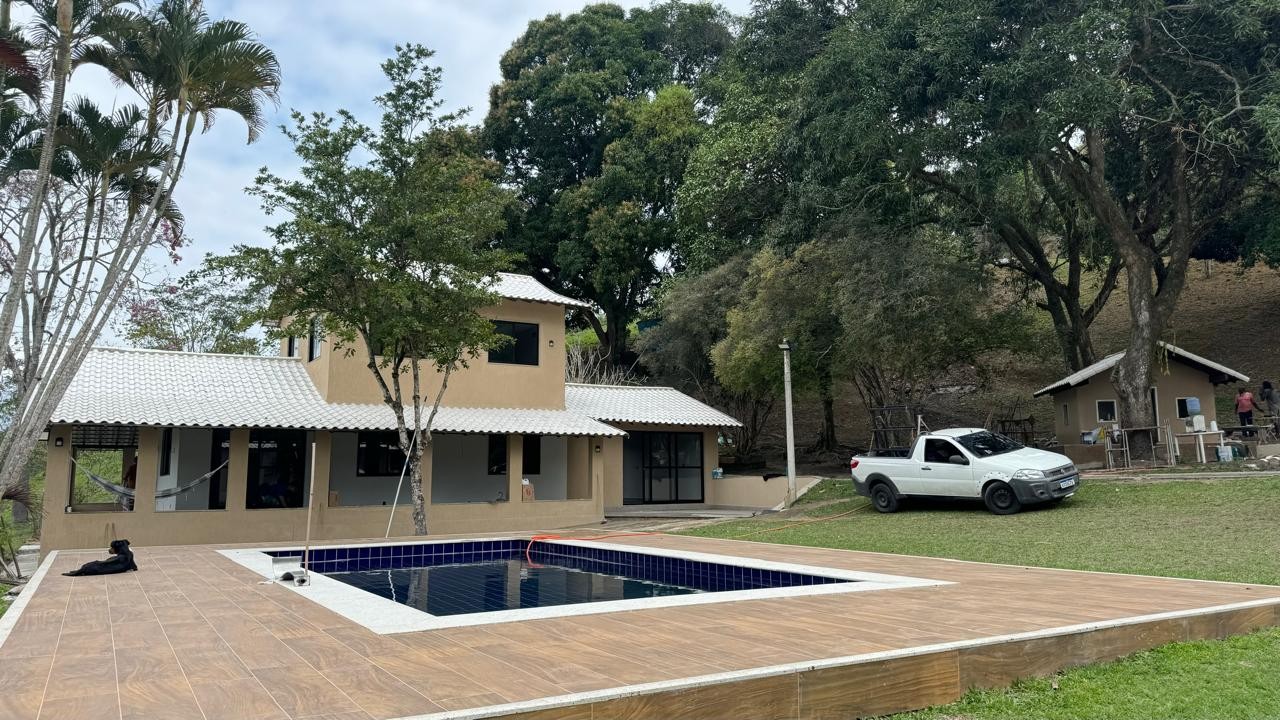 Sítio à venda com 5 quartos, 2m² - Foto 1