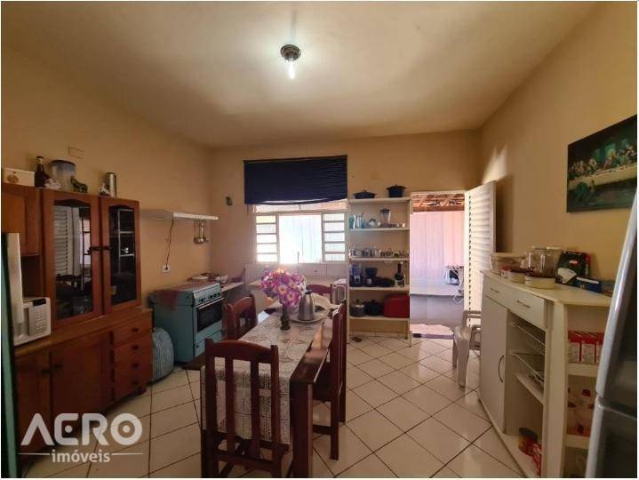 Casa à venda com 2 quartos, 165m² - Foto 1