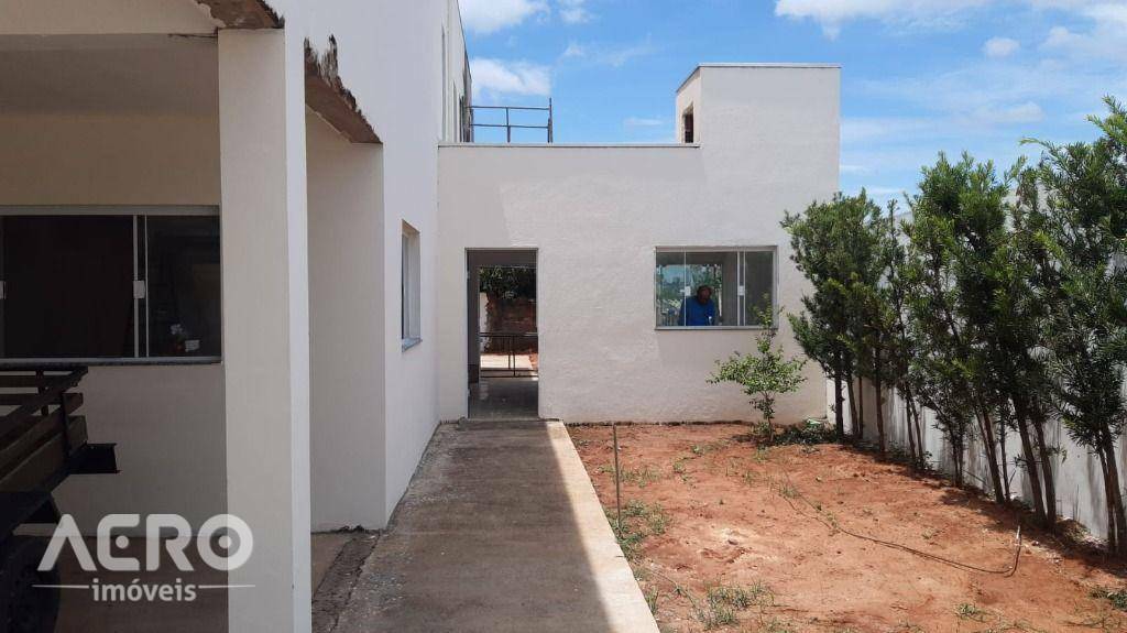 Casa à venda com 4 quartos, 220m² - Foto 1
