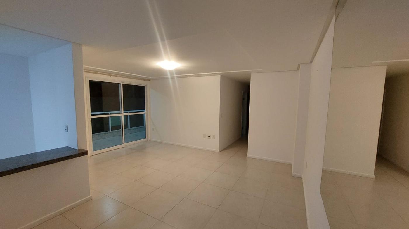 Apartamento à venda com 3 quartos, 198m² - Foto 2