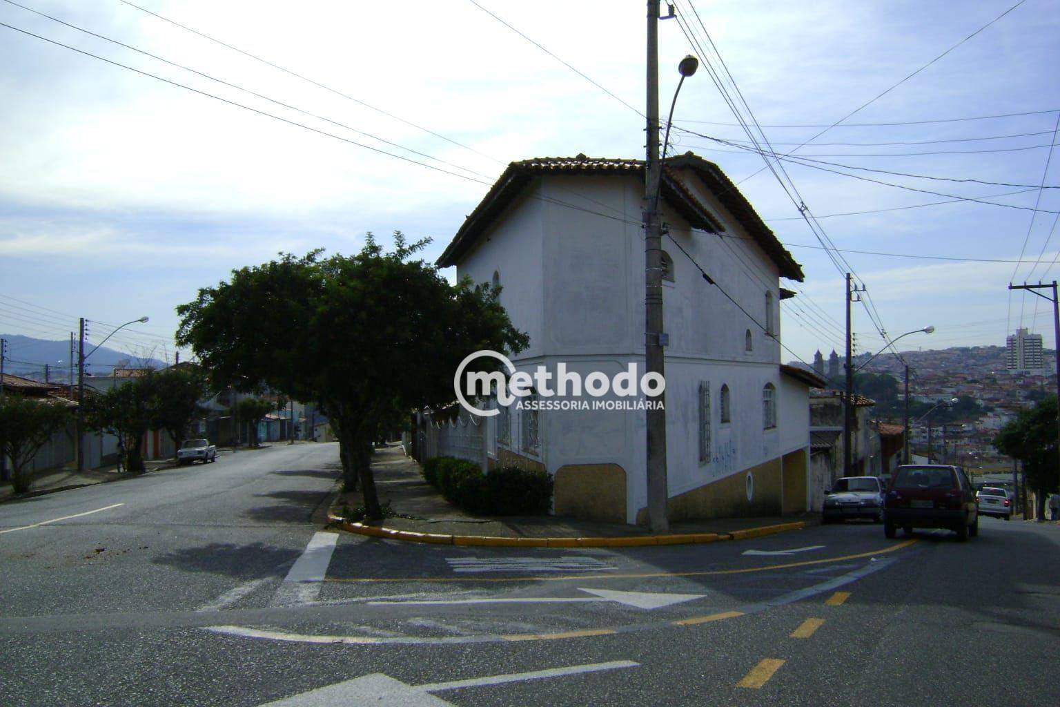 Casa à venda com 3 quartos, 300m² - Foto 1