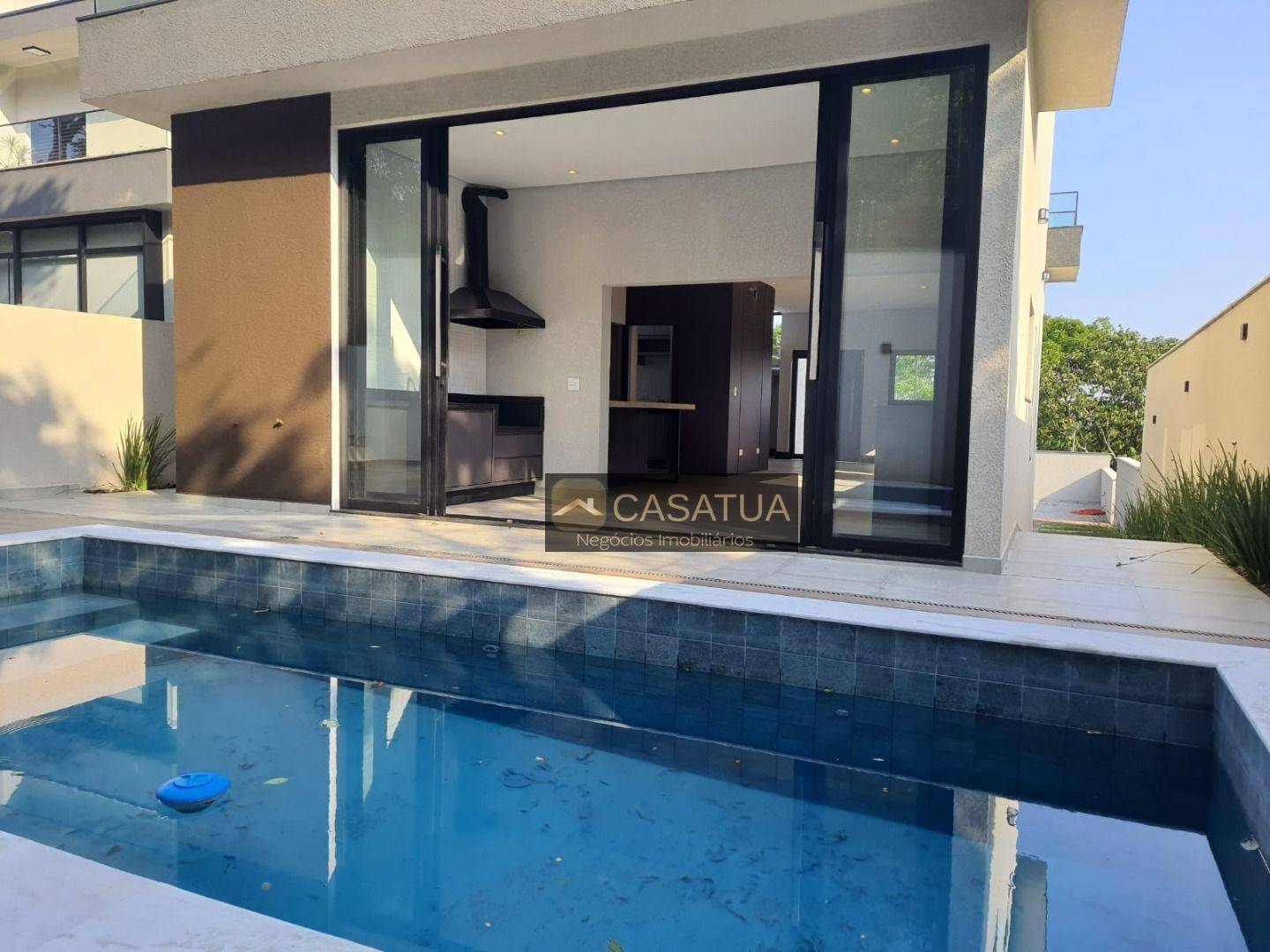 Casa à venda com 3 quartos, 232m² - Foto 1
