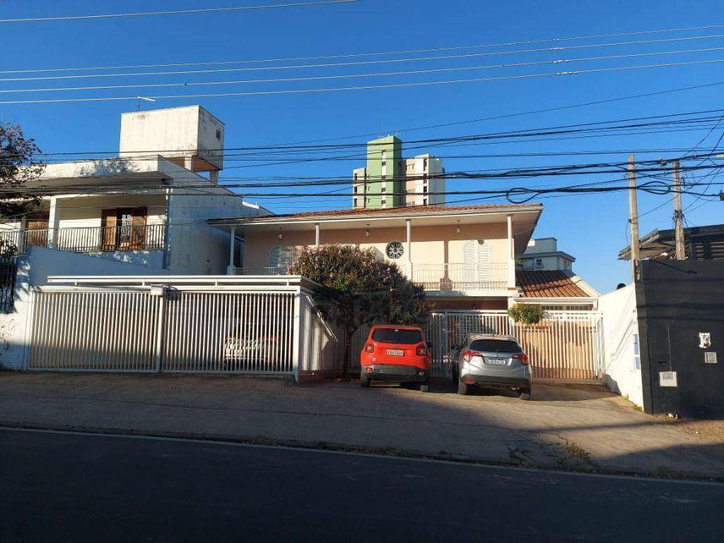 Casa para alugar com 4 quartos, 233m² - Foto 1