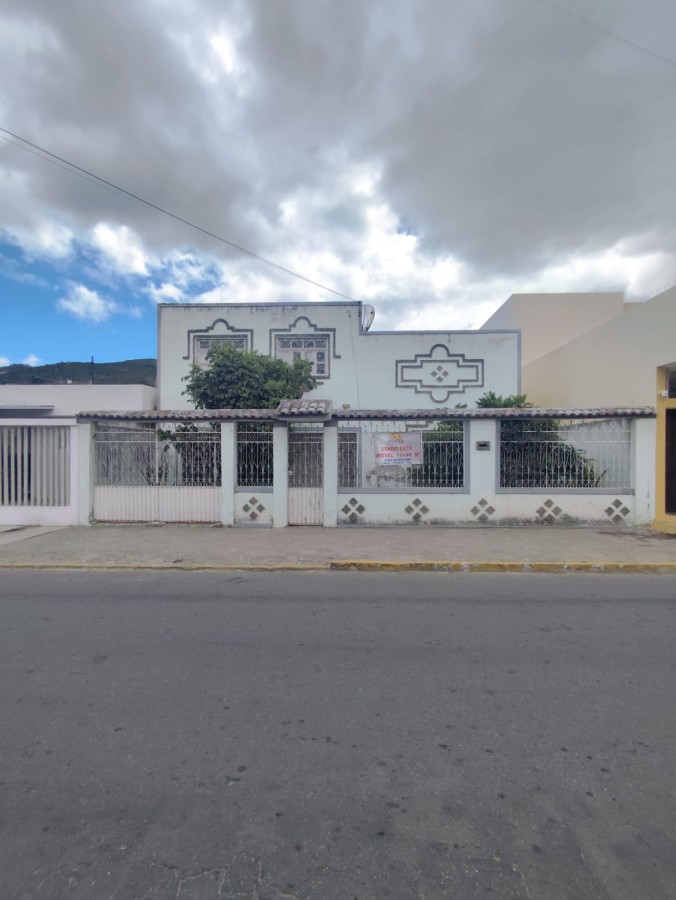 Casa à venda com 4 quartos, 560m² - Foto 1