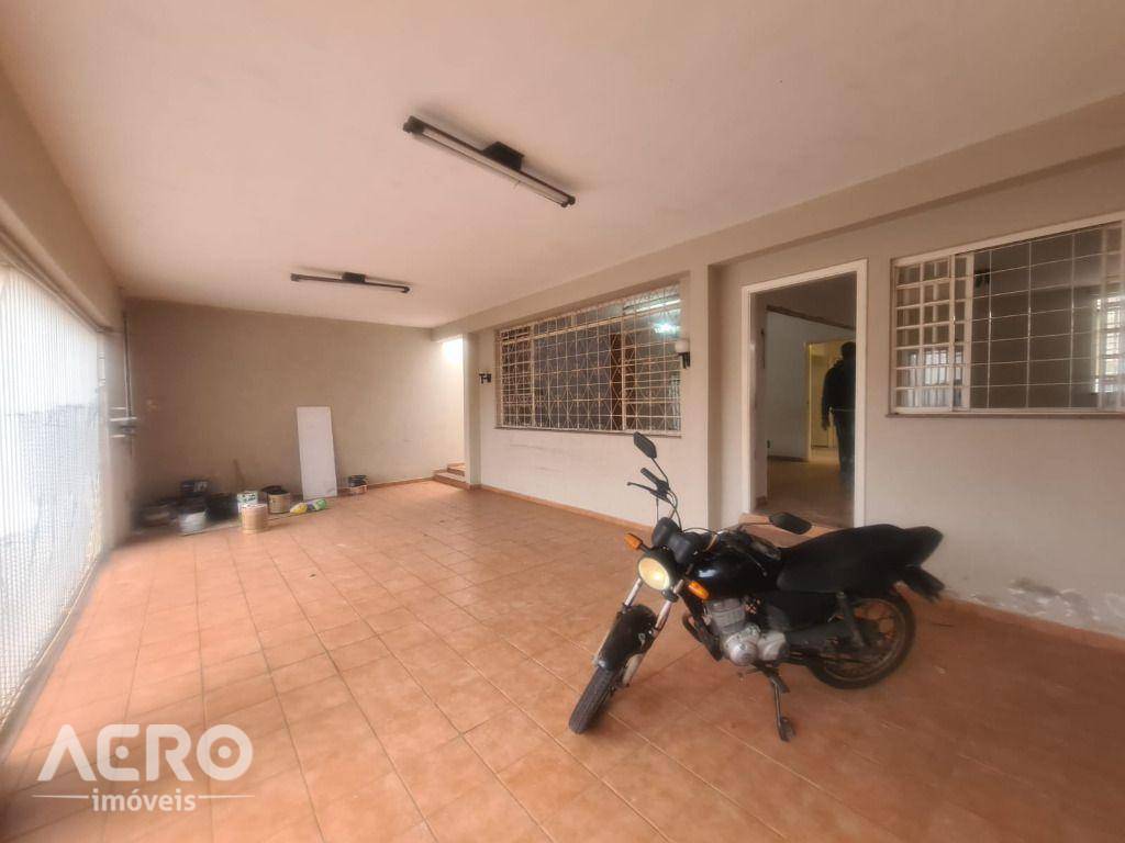 Casa à venda com 3 quartos, 380m² - Foto 2