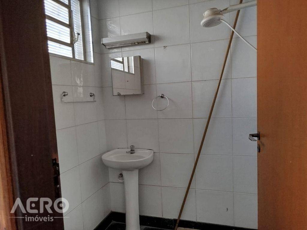 Casa para alugar com 3 quartos, 184m² - Foto 28