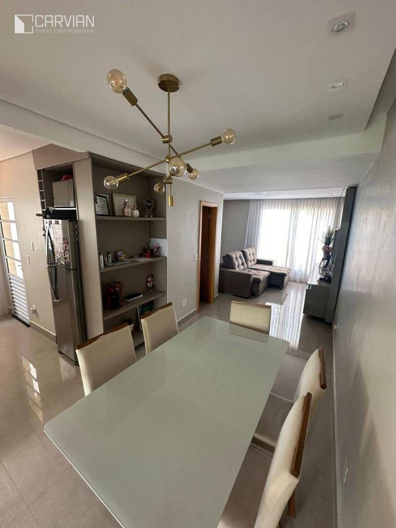 Casa à venda com 3 quartos, 115m² - Foto 1