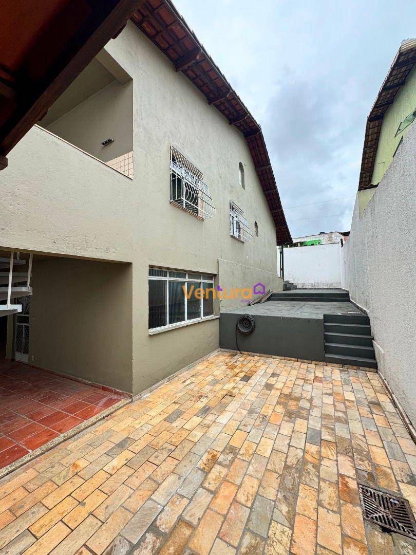 Casa à venda e aluguel com 3 quartos, 215m² - Foto 3