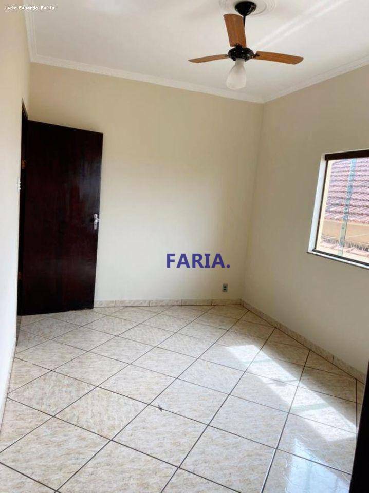 Casa à venda com 5 quartos, 209m² - Foto 11