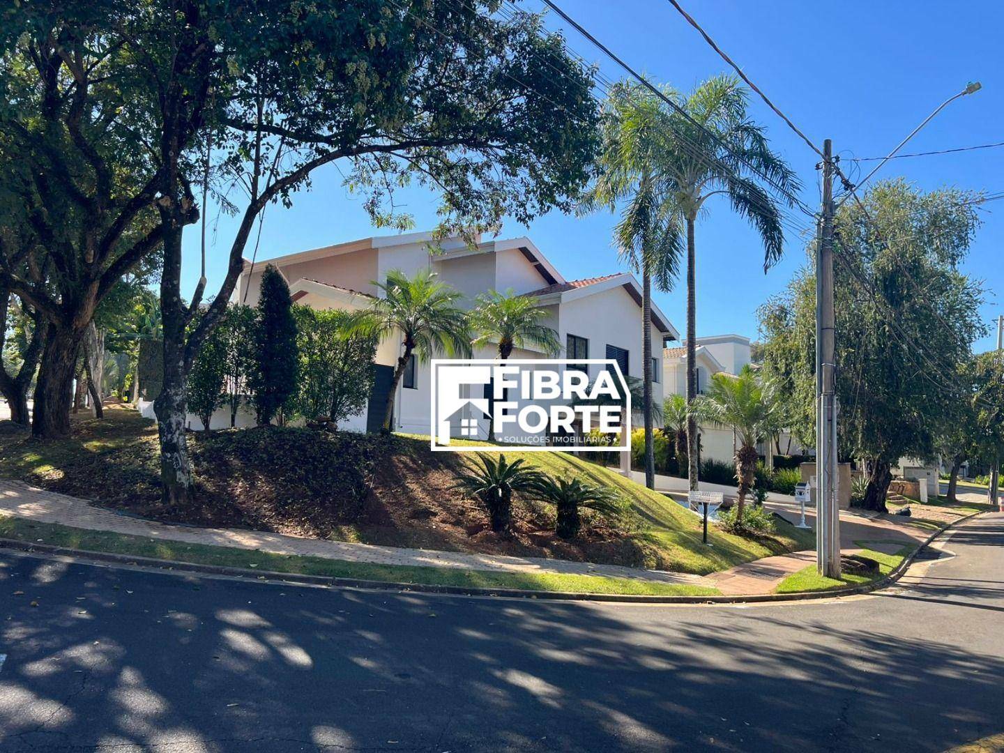Casa de Condomínio para alugar com 5 quartos, 410m² - Foto 2