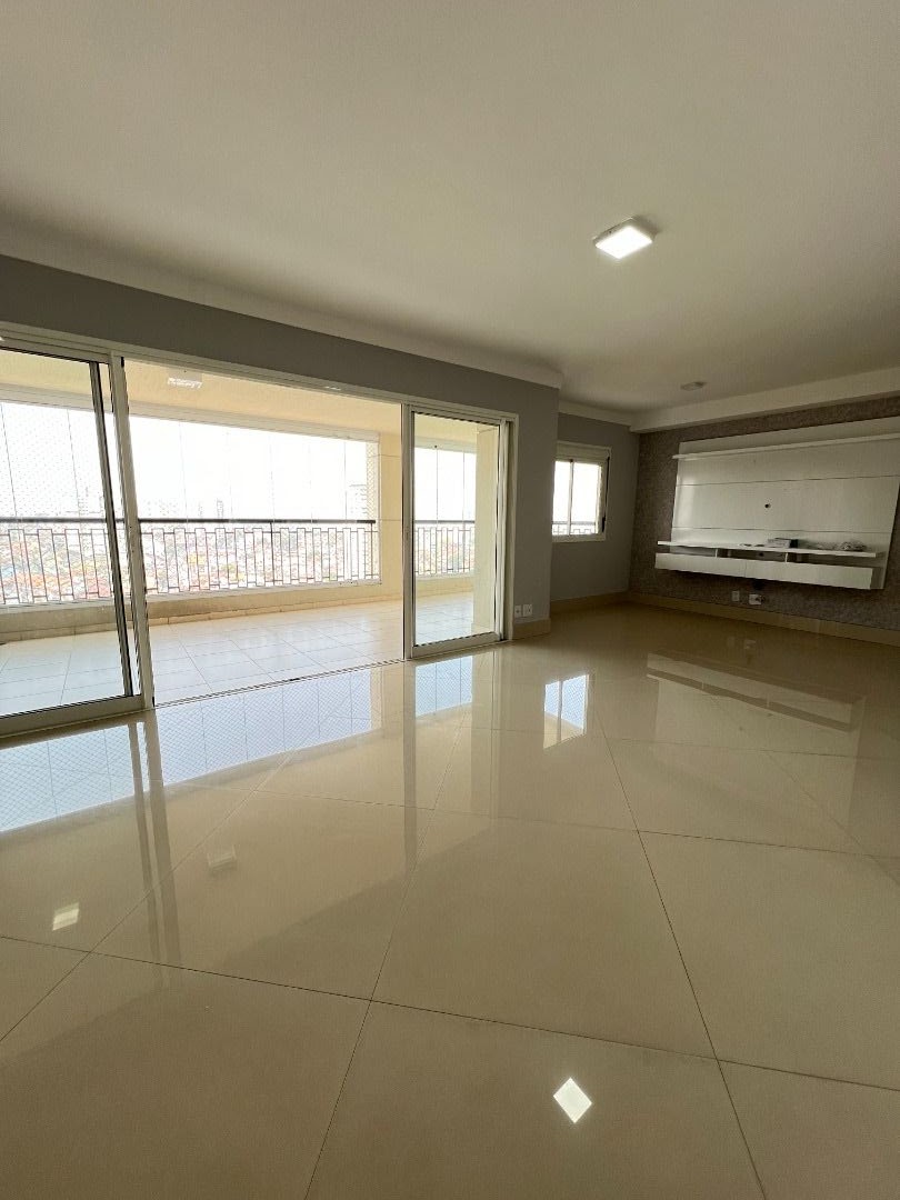 Apartamento para alugar com 3 quartos, 137m² - Foto 2